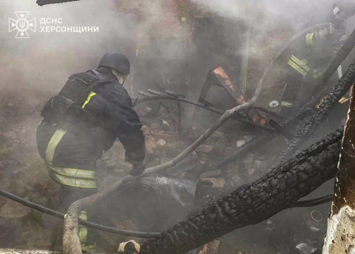 mat-s-rebenkom-postradali-ot-udara-rf-po-khersonu-chto-izvestno-ob-ikh-sostoyanii