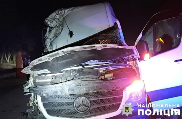 smertelna-dtp-na-trasi-kyiv-kharkiv-mizhmiskyi-mikroavtobus-zitknuvsia-z-krazom