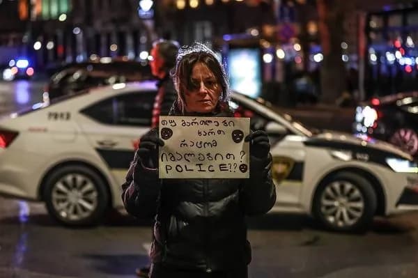 zhinky-protestuvalnytsi-u-tbilisi-rozpovily-pro-domahannia-z-boku-politsii