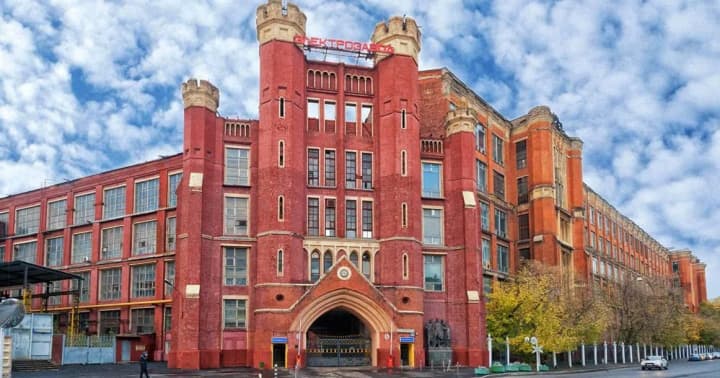 desyatki-lyudei-zablokirovani-iz-za-masshtabnogo-pozhara-na-elektrozavode-v-moskve-rossmi