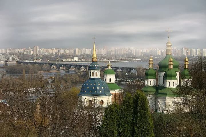 zadimlenie-v-vidubitskom-monastire-chto-proizoshlo-v-izvestnoi-kievskoi-svyatine