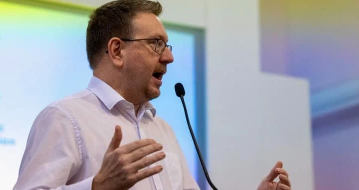 british-minister-loses-his-post-due-to-scandalous-whatsapp-messages