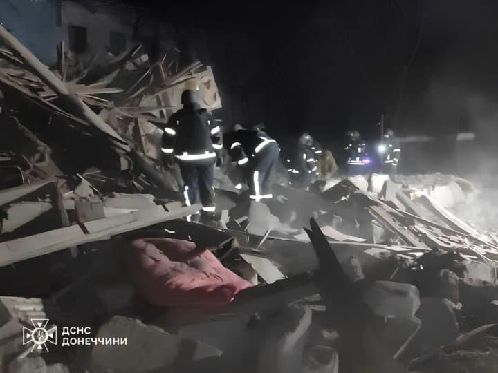 rosiiany-vnochi-skynuly-500-kilohramovu-aviabombu-na-kramatorsk-ye-zahyblyi-i-7-poranenykh-pokazaly-naslidky