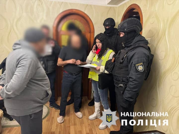 v-kieve-razoblachili-bandu-kvartirnikh-vorov-kotorie-vidavali-sebya-za-inostrannikh-voennikh