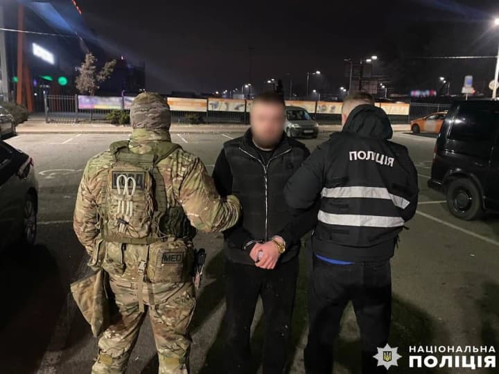 dvoie-cholovikiv-vydaly-sebe-za-politsiiu-i-pohrozhuiuchy-zbroieiu-zabraly-mobilizovanykh-z-avtobusa-na-chernihivshchyni-yikh-zatrymaly