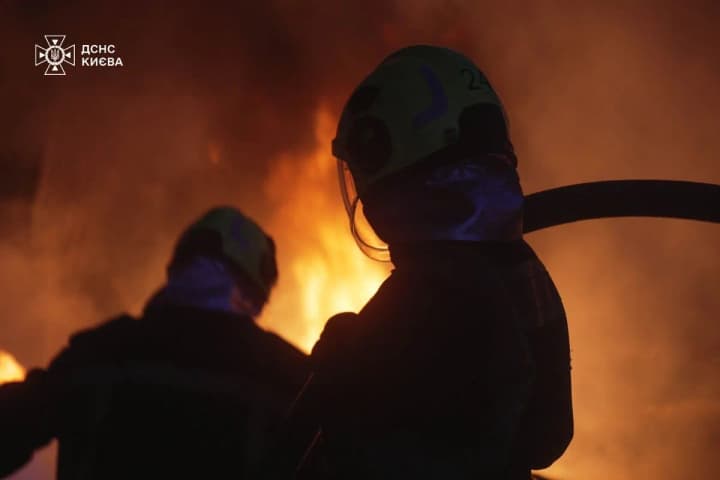 v-kieve-potushili-pozhari-posle-raketnogo-udara-rf-spasateli-pokazali-posledstviya