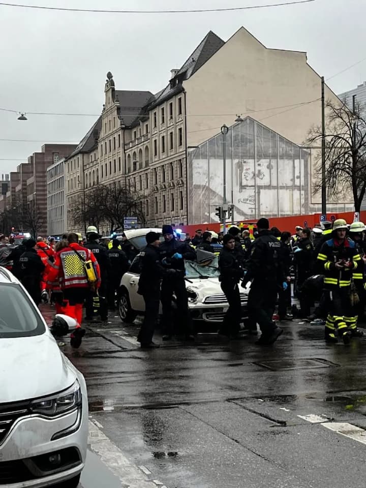 in-munich-a-car-rammed-into-a-crowd-of-people-what-is-known-about-the-incident