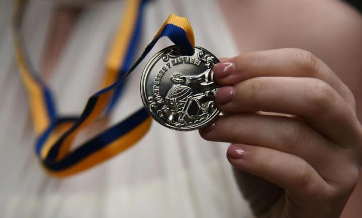 vypusknyky-shkil-bilshe-ne-otrymuvatymut-zolotykh-ta-sribnykh-medalei