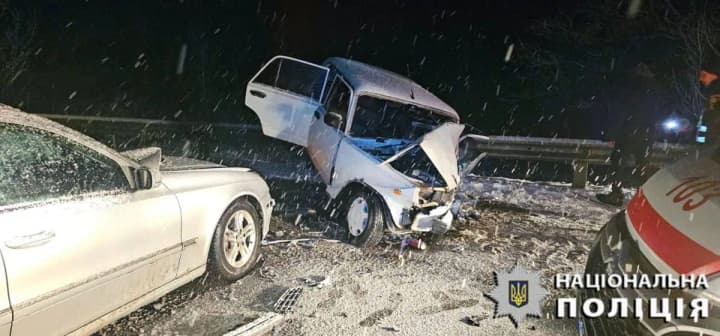 smertelna-dtp-pid-kyievom-odna-liudyna-zahynula-sered-postrazhdalykh-dvoie-pidlitkiv