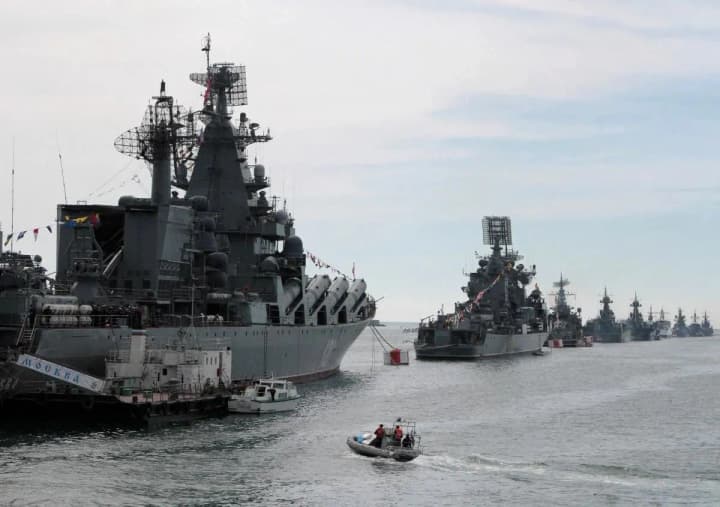 russia-is-withdrawing-ships-with-ammunition-from-syria-british-ministry-of-defense