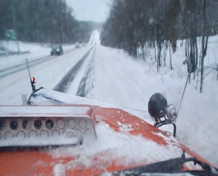 roads-are-covered-with-snow-in-three-regions-but-the-main-roads-are-passable-despite-the-snowfall