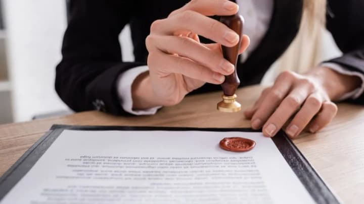 kak-podpisivat-dokumenti-u-notariusa-yesli-yest-fizicheskie-ogranicheniya-v-minyuste-obyasnili
