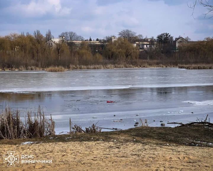 katavsia-na-kovzanakh-i-provalyvsia-u-kryzhanu-vodu-u-vinnytsi-riatuvaly-24-richnoho-cholovika