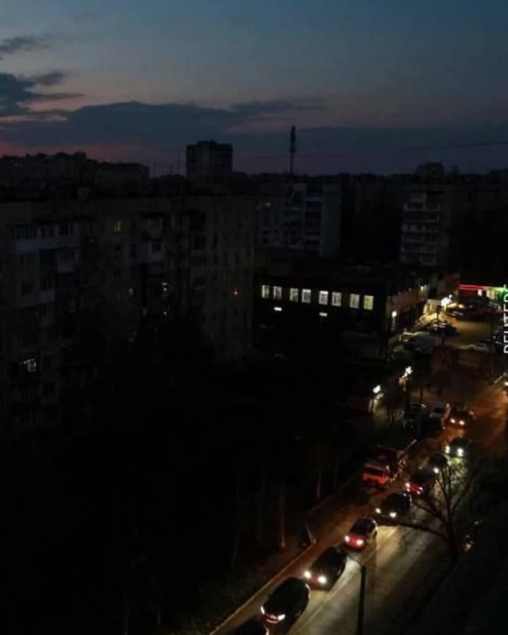 consequences-of-russias-attack-on-odesa-zelensky-says-80-thousand-people-are-still-without-electricity-and-heat