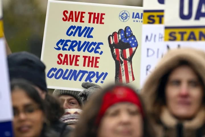 zahroza-zdoroviu-natsii-u-ssha-kilkasot-federalnykh-sluzhbovtsiv-vyishly-na-mitynh-proty-svoho-zvilnennia