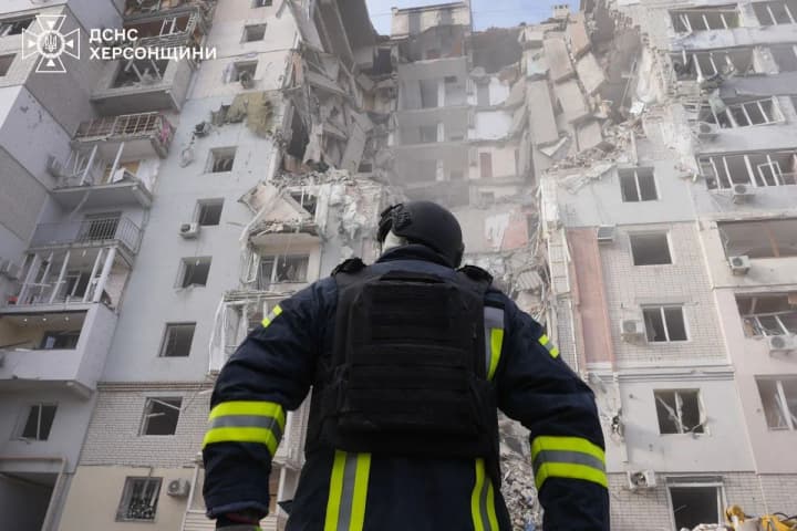 v-khersone-nashli-telo-muzhchini-pod-zavalami-doma-posle-aviaudara-rf