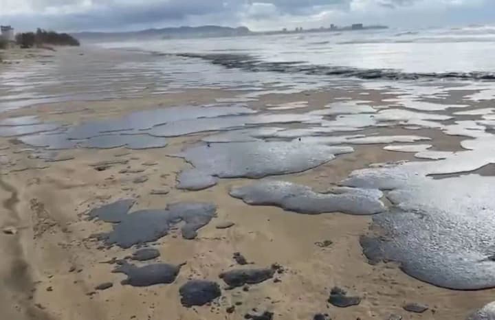 razliv-mazuta-rossiiskimi-tankerami-minprirodi-soobshchilo-o-situatsii-na-poberezhe-chernogo-morya