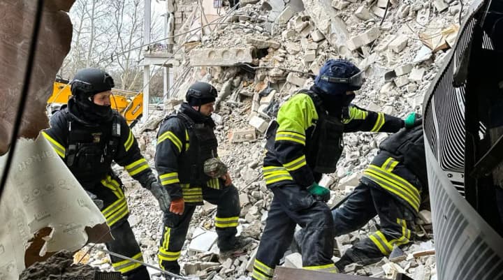 pid-zavalamy-vysotky-u-khersoni-znaideno-ostanniu-zi-znyklykh-bezvisty-pislia-udaru-rosiiskykh-zaharbnykiv