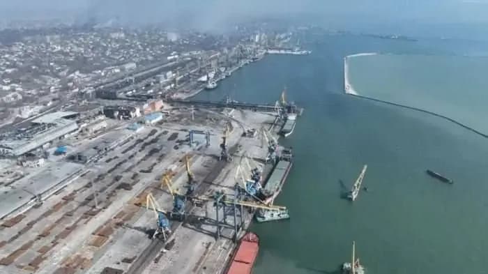 u-mariupolskyi-port-okupanty-pryvezly-88-vahoniv-vykradenoho-vuhillia