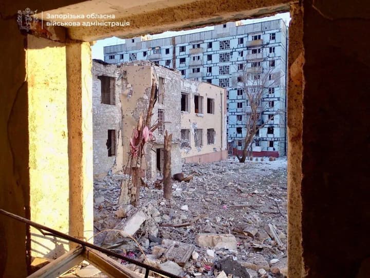 rf-nanesla-udar-po-prifrontovoi-zone-zaporozhya-razrushena-ambulatoriya