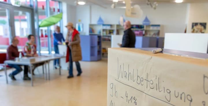 rekordna-yavka-na-dostrokovykh-vyborakh-u-nimechchyni-52percent-vybortsiv-do-poludnia