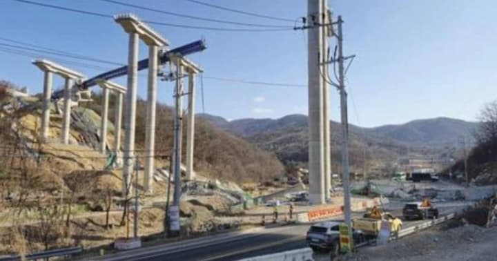 collapse-of-metal-structures-at-a-highway-construction-site-in-korea-there-are-victims