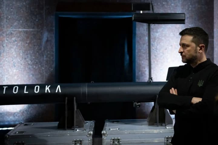 ukraina-pokazala-partneram-novie-voennie-razrabotki-ot-fpv-na-optovolokne-do-rechnikh-dronov