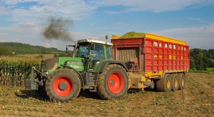 yest-pervie-zaprosi-v-ramkakh-programmi-obucheniya-zhenshchin-muzhskim-professiyam-zayavki-na-obuchenie-professii-traktorist-mashinist
