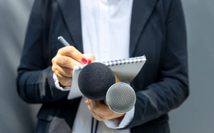 bilyi-dim-samostiino-obyratyme-zhurnalistiv-dlia-spilkuvannia-z-trampom