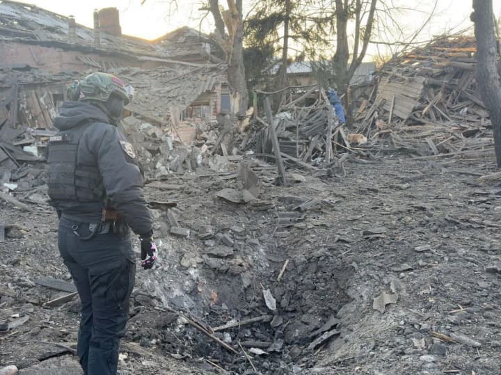 tragicheskie-posledstviya-aviaudarov-v-konstantinovke-po-menshei-mere-pyatero-pogibshikh