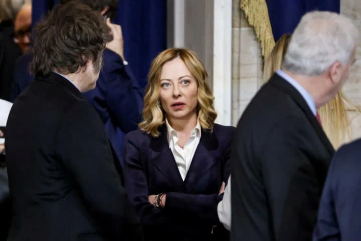 meloni-opynylasia-mizh-dvokh-vohniv-pidtrymka-ukrainy-chy-druzhba-z-trampom