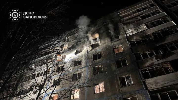 ataka-droniv-na-zaporizhzhia-bahatopoverkhivka-u-vohni-ta-evakuatsiia-meshkantsiv