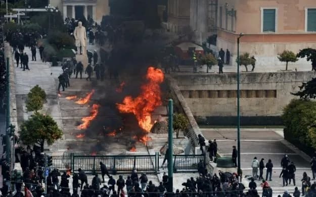 clashes-with-molotov-cocktails-occur-at-a-peaceful-rally-in-greece