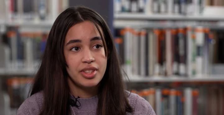 u-ssha-19-richna-vypusknytsia-z-vidznakoiu-podala-do-sudu-na-shkolu-cherez-nehramotnist