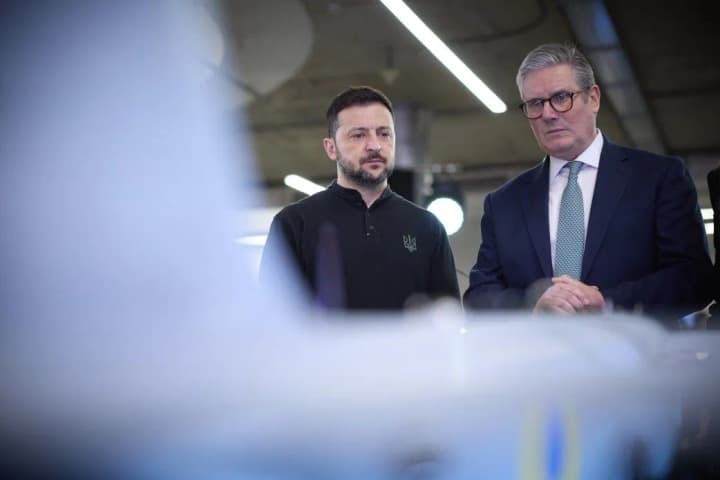 zelenskyi-ta-starmer-provedut-zustrich-na-dauninh-strit-sohodni-vden