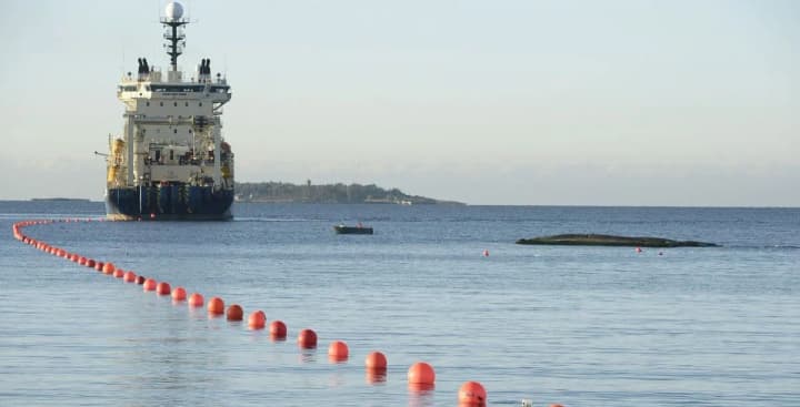 finliandiia-zvilnyla-tanker-eagle-s-pidozriuvanyi-u-poshkodzhenni-kabeliv