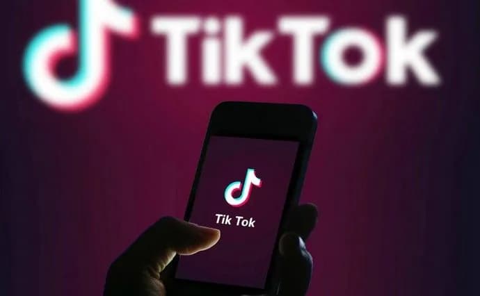 tiktok-predlagaet-13-letnim-detyam-pornografiyu-dazhe-s-vklyuchennim-ogranichennim-rezhimom-detali-rassledovaniya