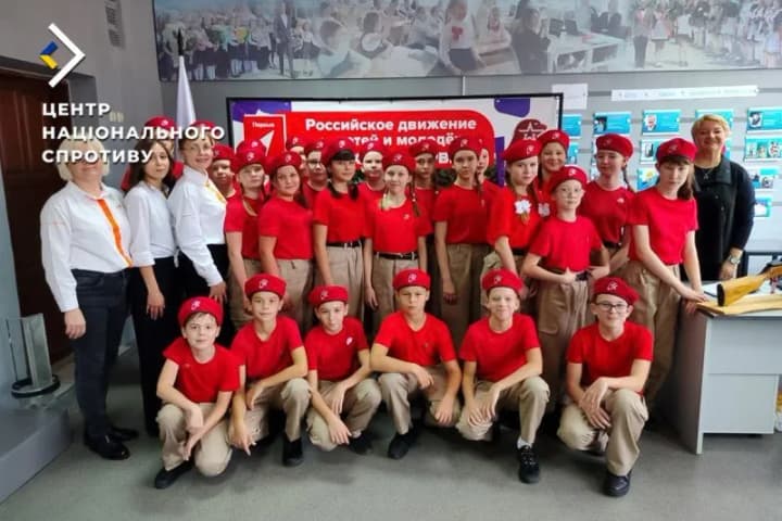 desiatky-tysiach-shkoliariv-na-okupovanii-luhanshchyni-vzhe-u-lavakh-iunarmii-ta-dvizheniia-piervykh-rf-tsns