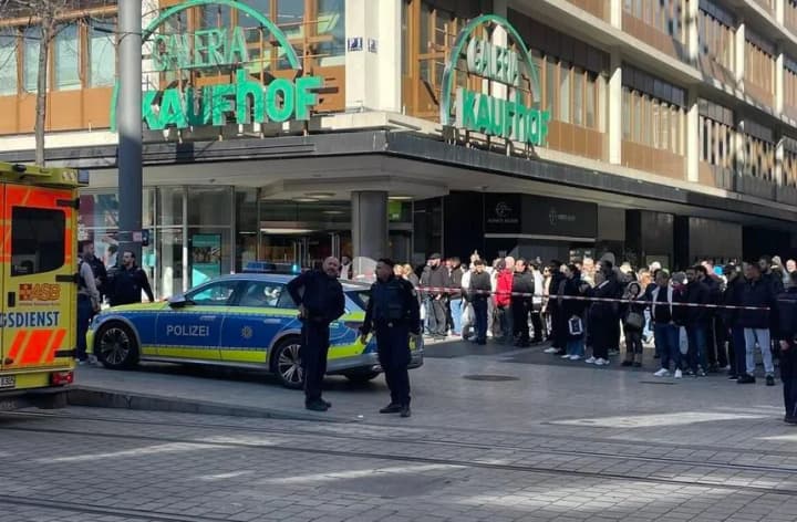 u-tsentri-mannheima-avtomobil-vrizavsia-v-liudei-shcho-vidomo