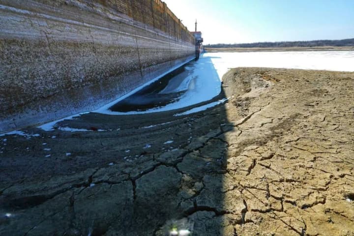 critical-shallowing-of-reservoir-deepens-water-crisis-in-occupied-mariupol