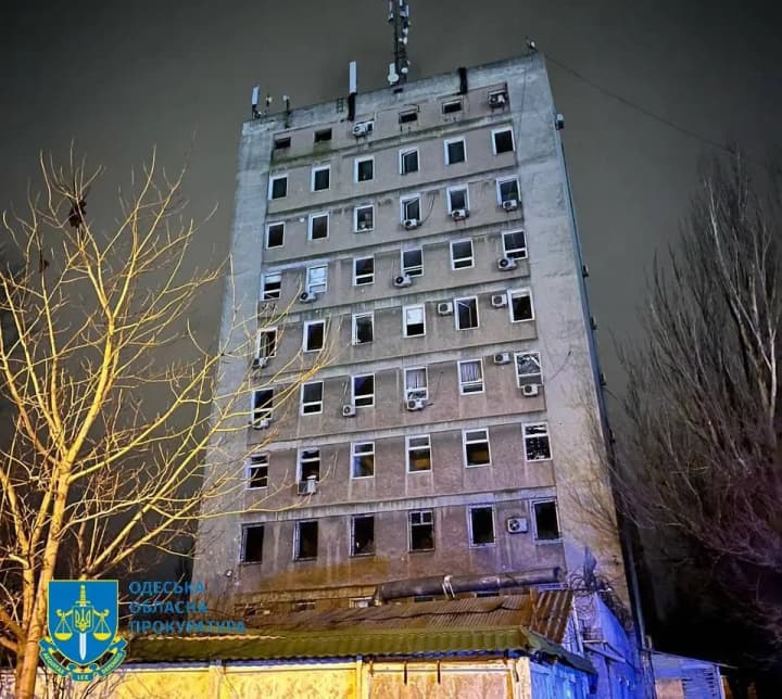 v-odesi-ye-avariini-vidkliuchennia-cherez-ataku-rf-na-enerhetyku-novi-foto-naslidkiv