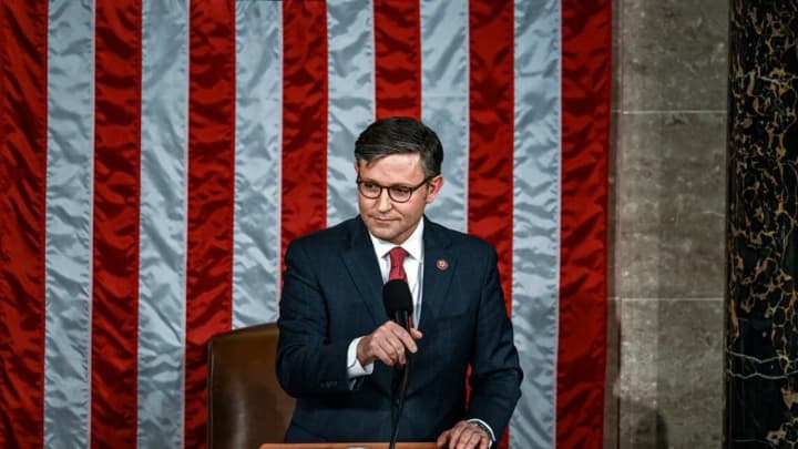 spiker-dzhonson-stverdzhuie-shcho-zupynka-viiskovoi-dopomohy-ukraini-tymchasovo-pauza