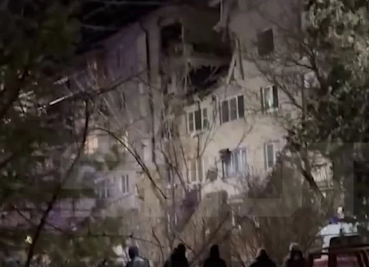 v-krasnodarskom-krae-rf-progremel-moshchnii-vzriv-v-zhilom-dome-yest-ranenie