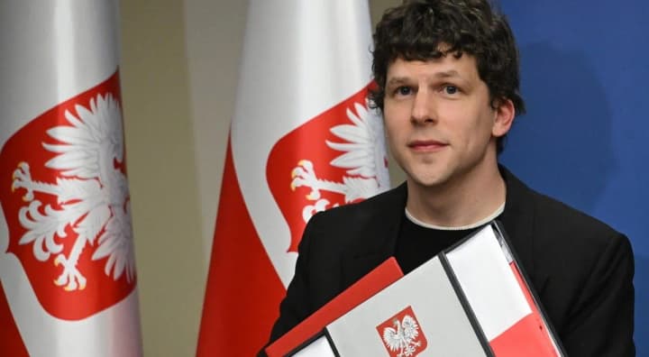 hollivudskyi-aktor-dzhessi-aizenberh-stav-hromadianynom-polshchi