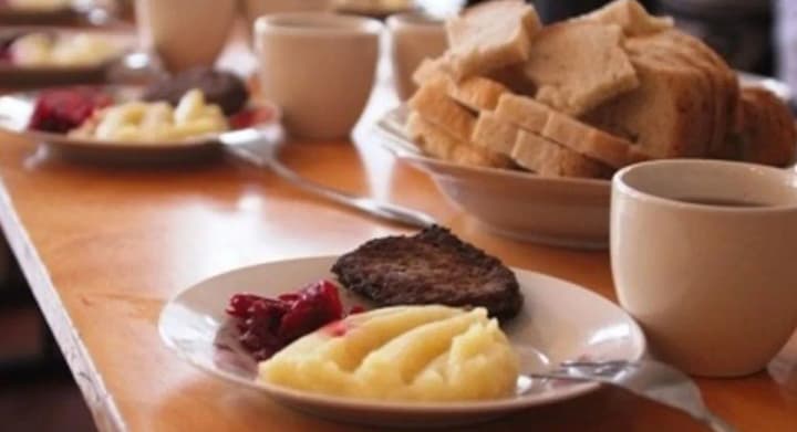 v-uriadi-obitsiaiut-bezoplatne-kharchuvannia-dlia-uchniv-starshykh-klasiv-u-pryfrontovykh-oblastiakh