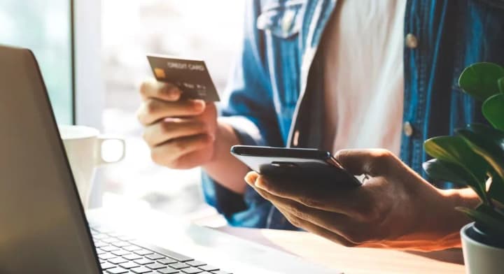 bankovskuyu-rabotnitsu-podozrevayut-v-pomoshchi-pri-operatsiyakh-na-20-mln-dollarov