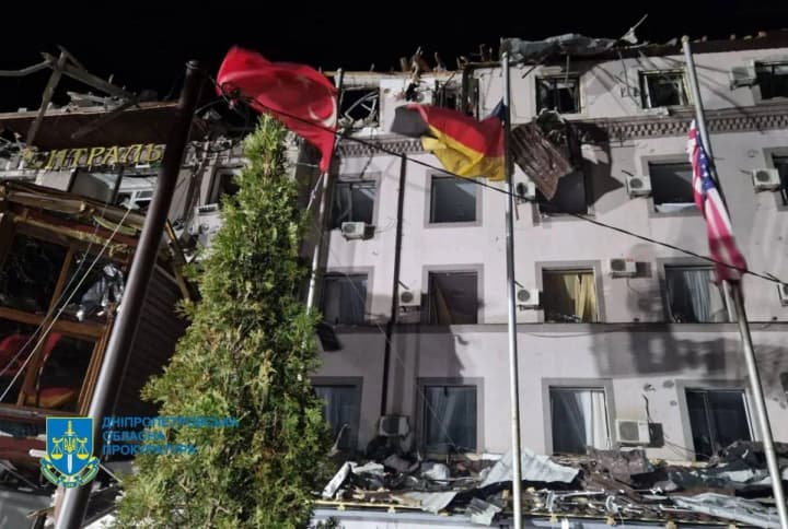 rf-vdaryla-balistykoiu-po-hoteliu-kudy-zaselylysia-volontery-z-ukrainy-ssha-ta-brytanii-zelenskyi-pokazav-kadry-z-kryvoho-rohu