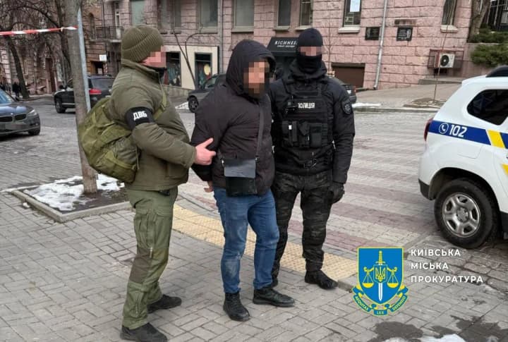 treboval-750-dollarov-za-oformlenie-dokumentov-dlya-inostrantsa-soobshcheno-o-podozrenii-sotrudniku-migratsionnoi-sluzhbi