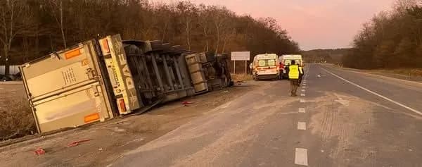 avtobus-zitknuvsia-z-vantazhivkoiu-na-trasi-kyiv-chop-ye-zahyblyi-sered-16-travmovanykh-chetvero-ditei