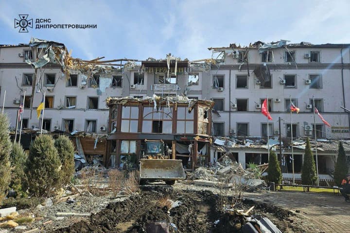 the-consequences-of-the-missile-strike-on-a-hotel-with-foreign-volunteers-in-kryvyi-rih